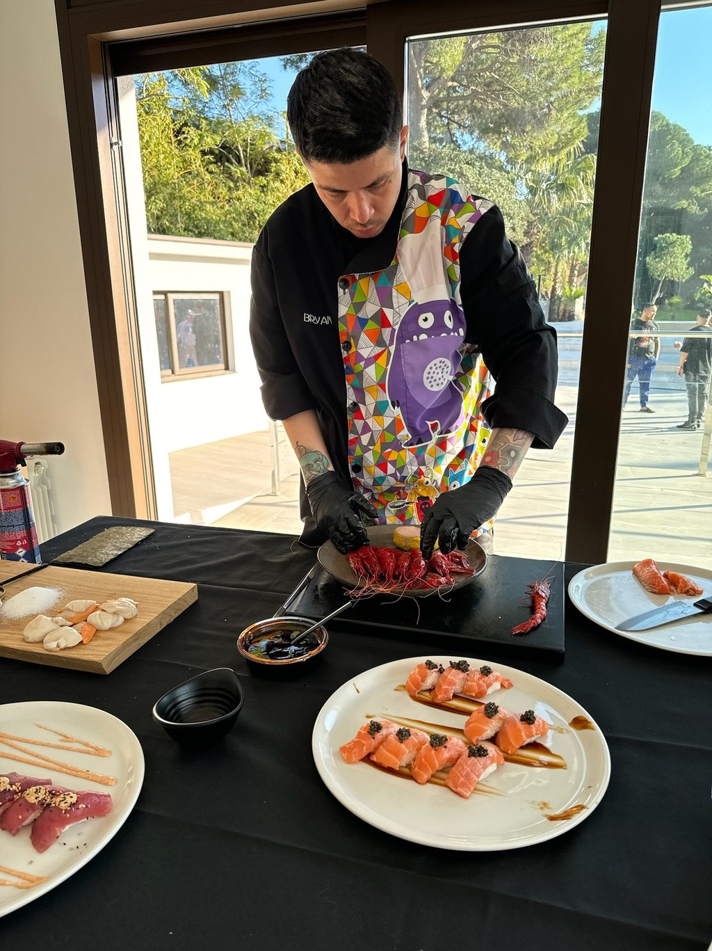 un xef privat cuinant i fent Show cooking