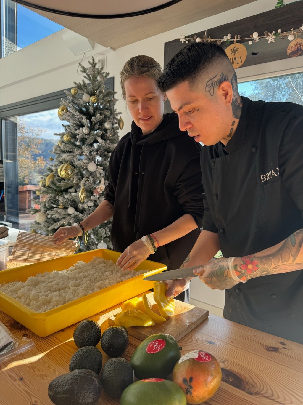 dos xef privats del càtering Rollo Privado cuinant un evento de sushi