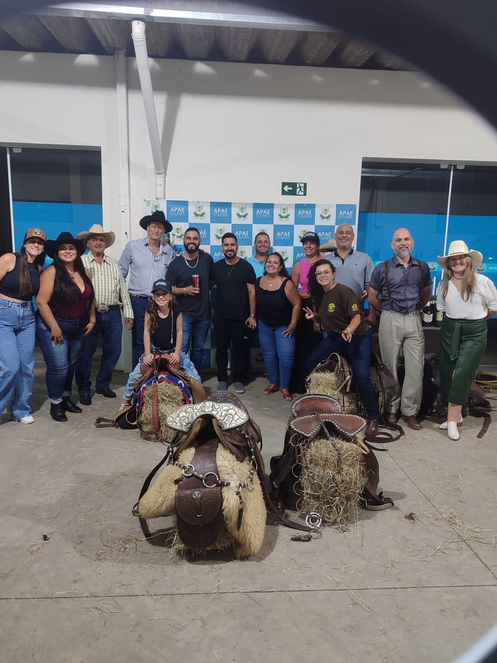 Parte da comissão organizadora da 6ª Festa do Cavalo da APAE de 2024