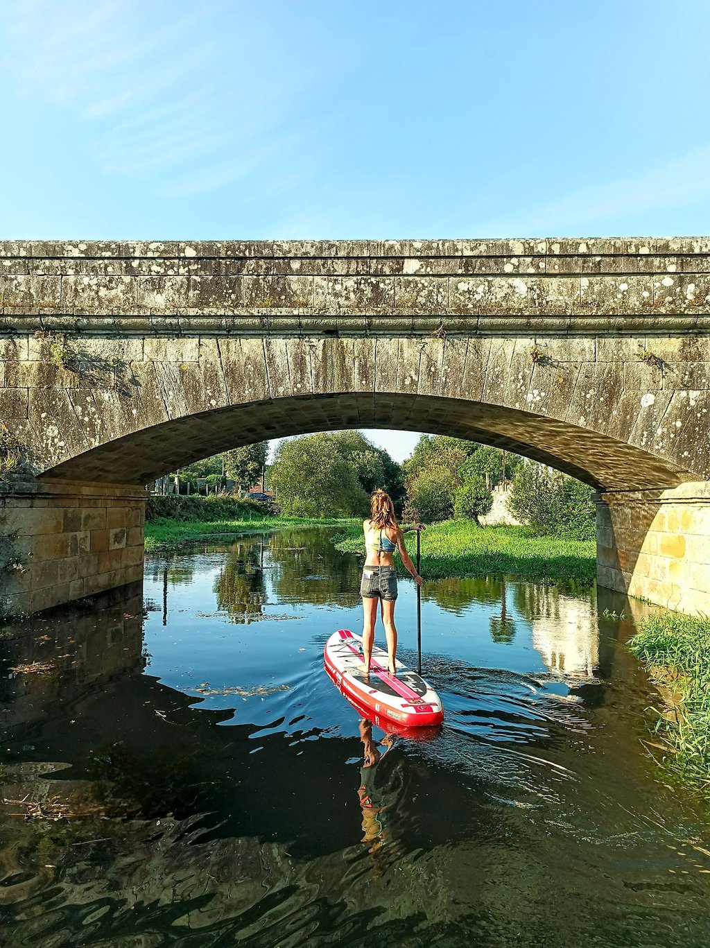 peregrinos llegando a Padrón en Stand Up Paddle por el Río Sar.