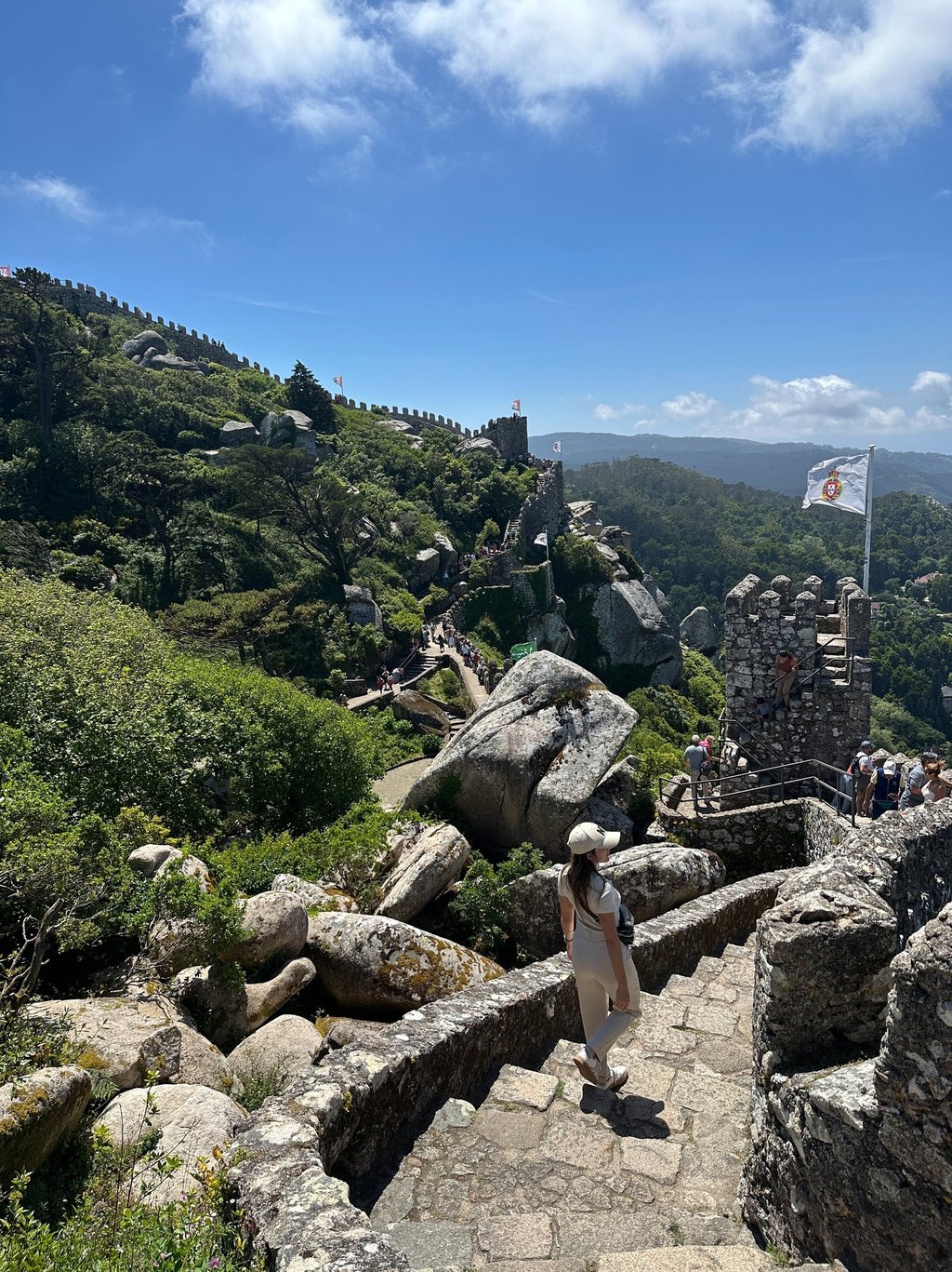 Muralhas de pedra entre os verdes em cima de uma montanha