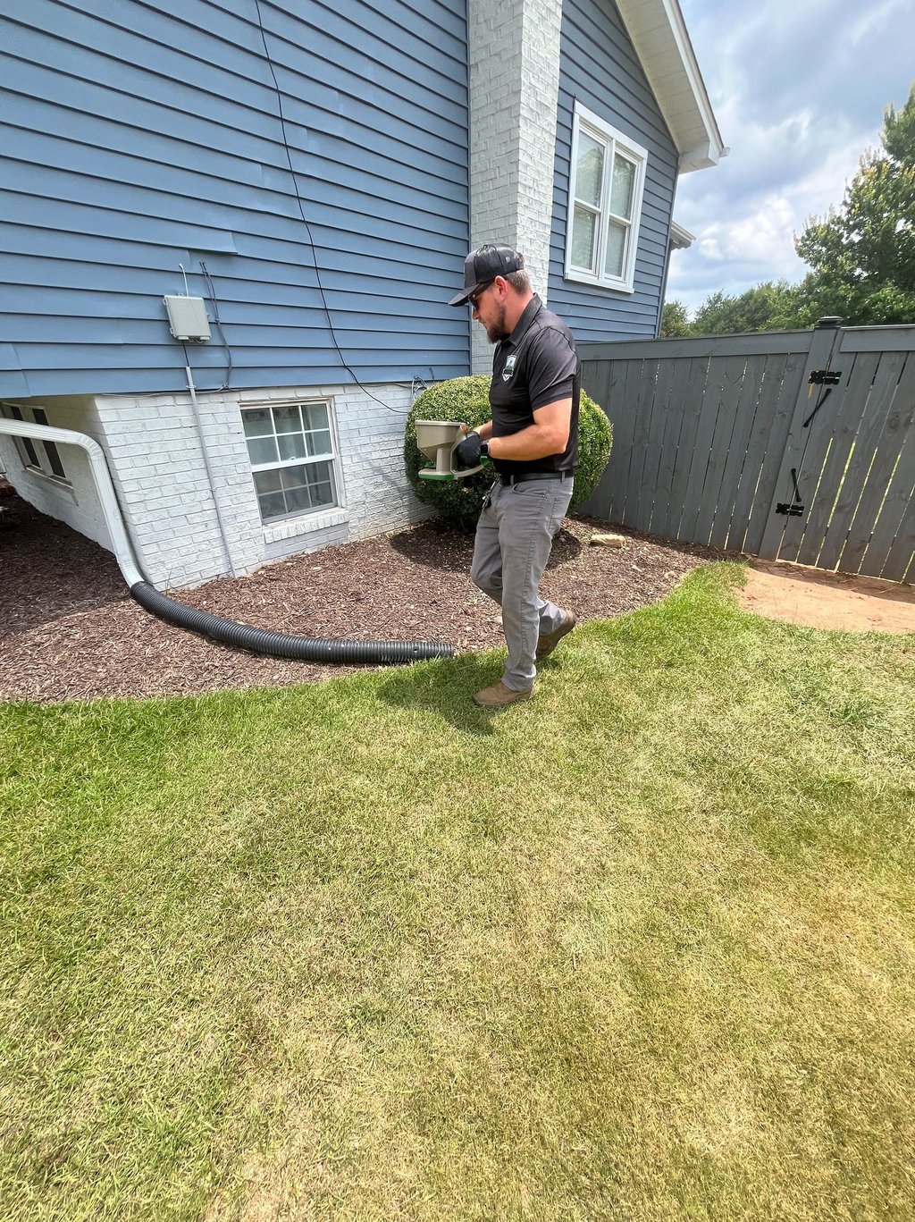 Tlc Upstate Lawn & Pest Control Spreading Granular bait