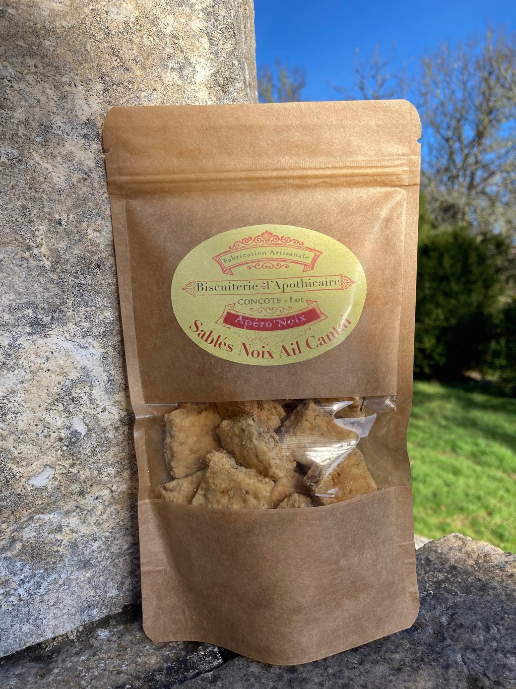 Paquet de biscuits artisanaux, sablés noix ail cantal de la biscuiterie de l'Apothicaire