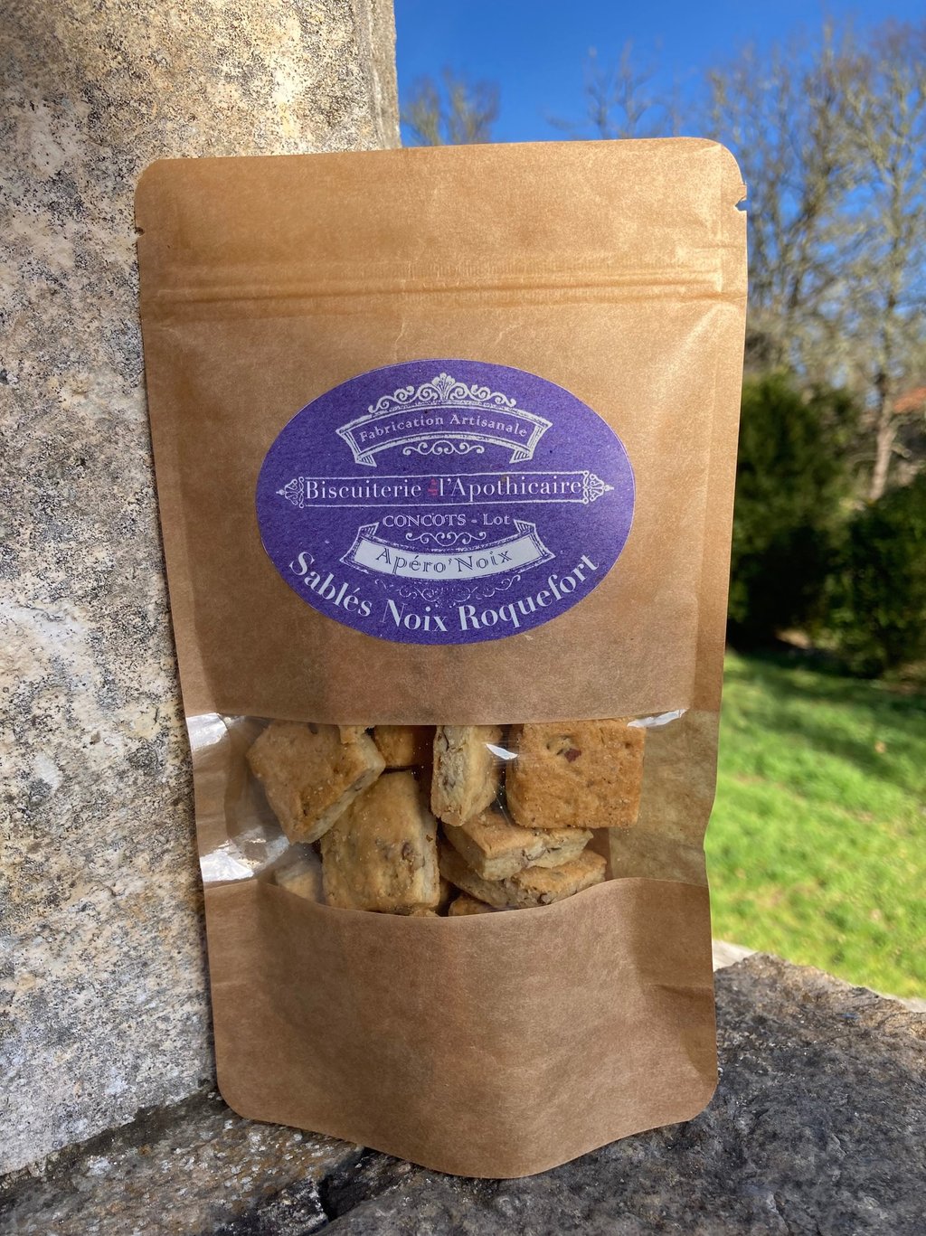 Paquet de biscuits artisanaux, sablés noix roquefort de la biscuiterie de l'Apothicaire