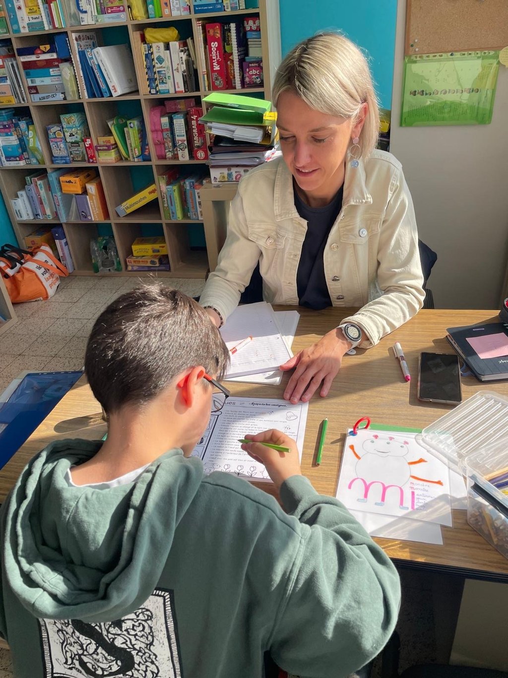 image d'une activité logopédique présentant divers outils et les nombreux jeux d'apprentissages 