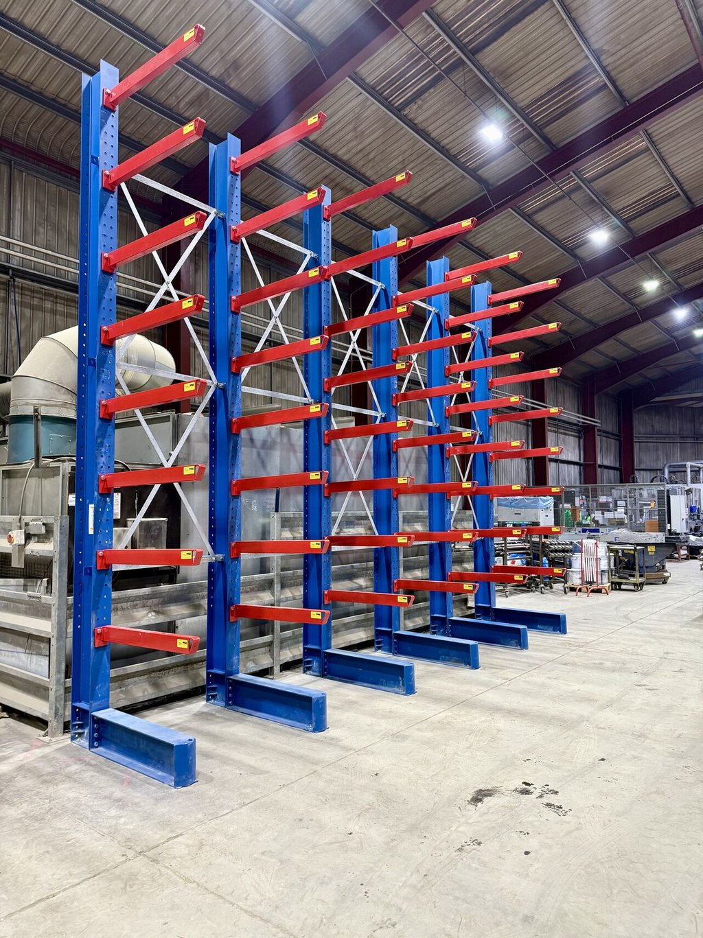 Heavy-duty cantilever racking