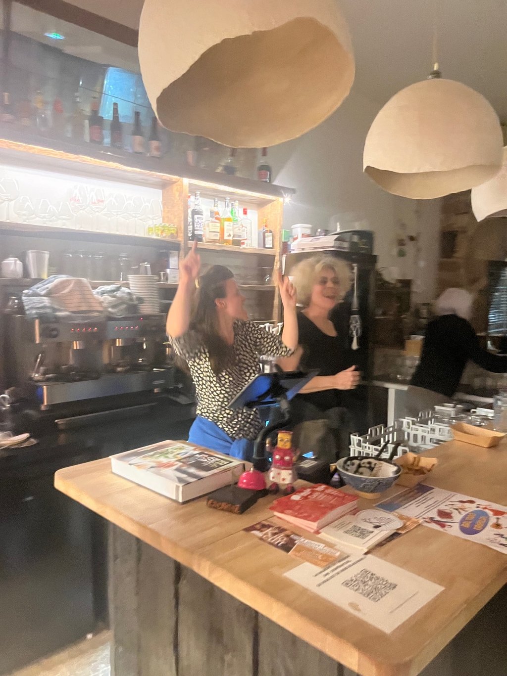 Lolita et Cécile derriere le bar