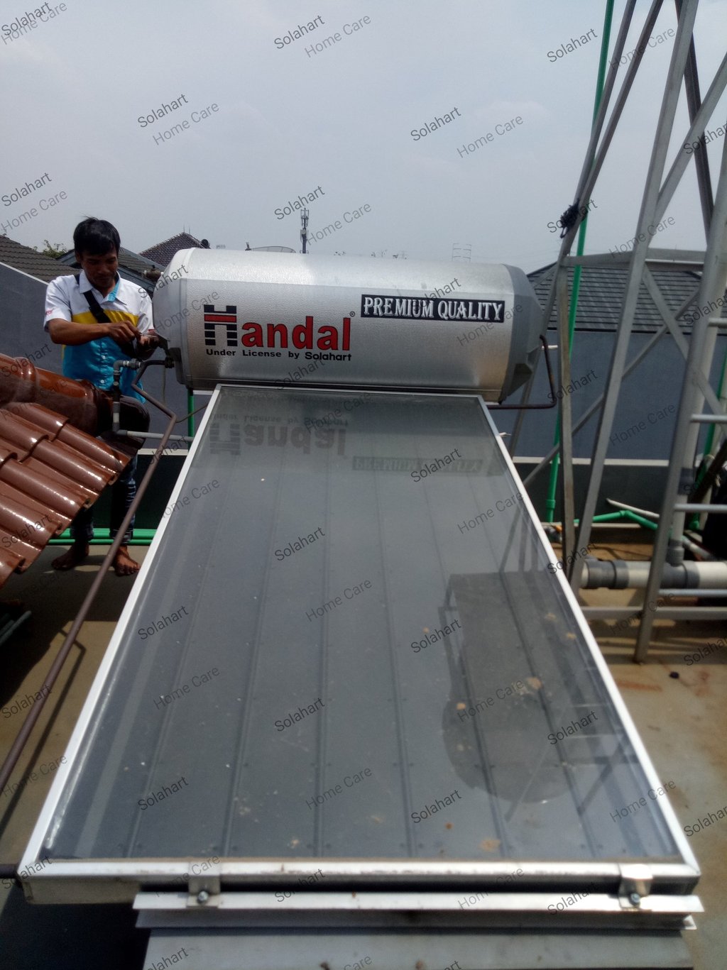 Team solahart HomeCare melakukan service perawatan