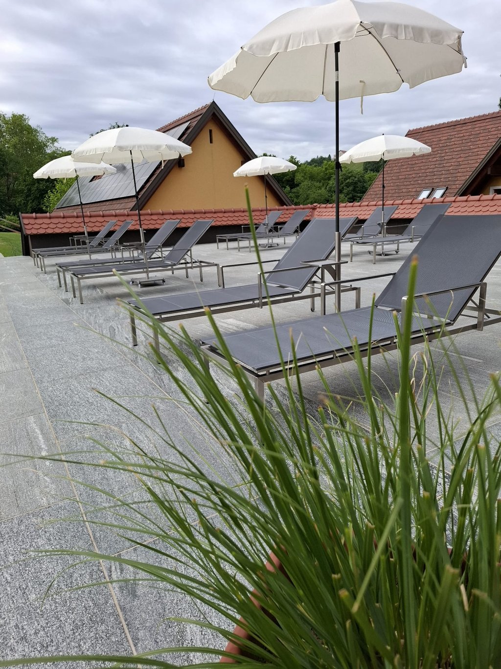 Sonnenterasse mit Sonnenschirmen