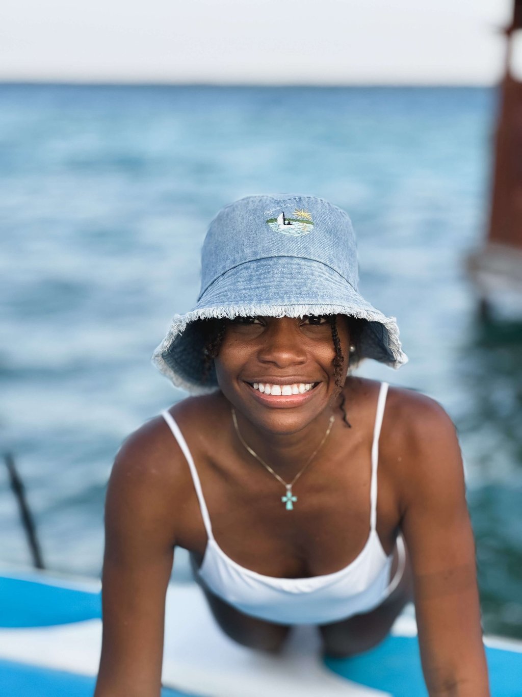 mujer en paddle board en laguna de bacalar