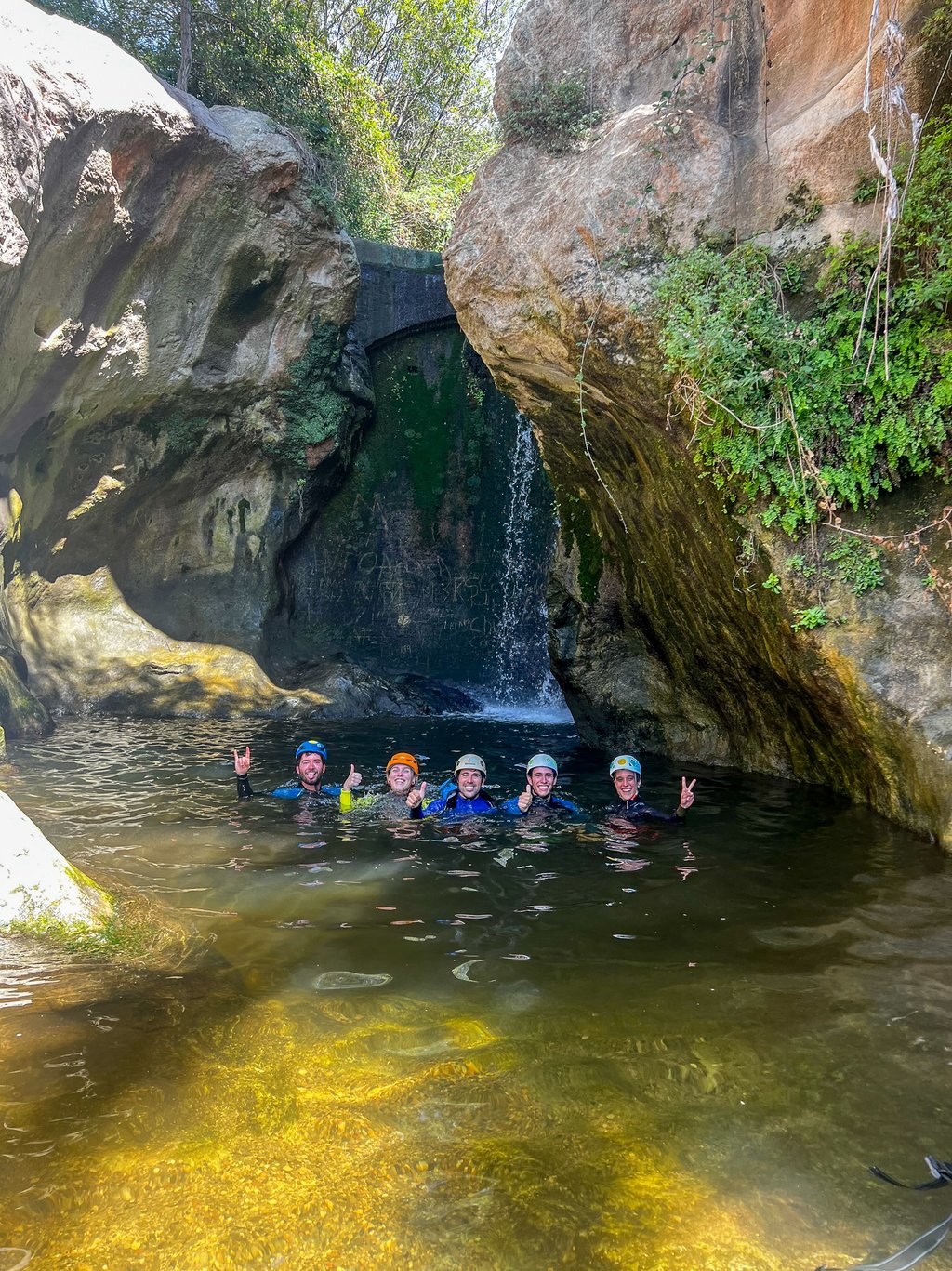 grupo sonriendo en un barranco