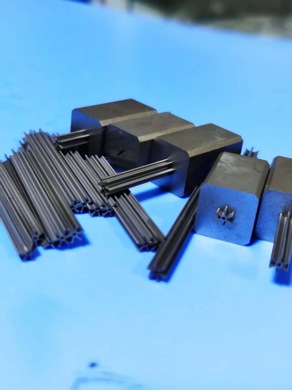 a bunch of metal rods and some metal rods