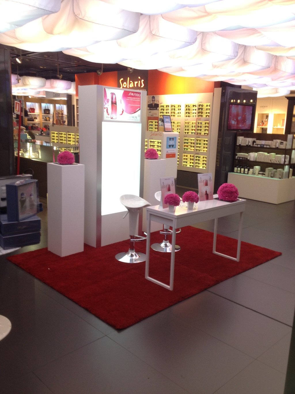 corner Shideido immerso in un'atmosfera raffinata, tappeto rosso, minimal, fiori- AMK Solutions