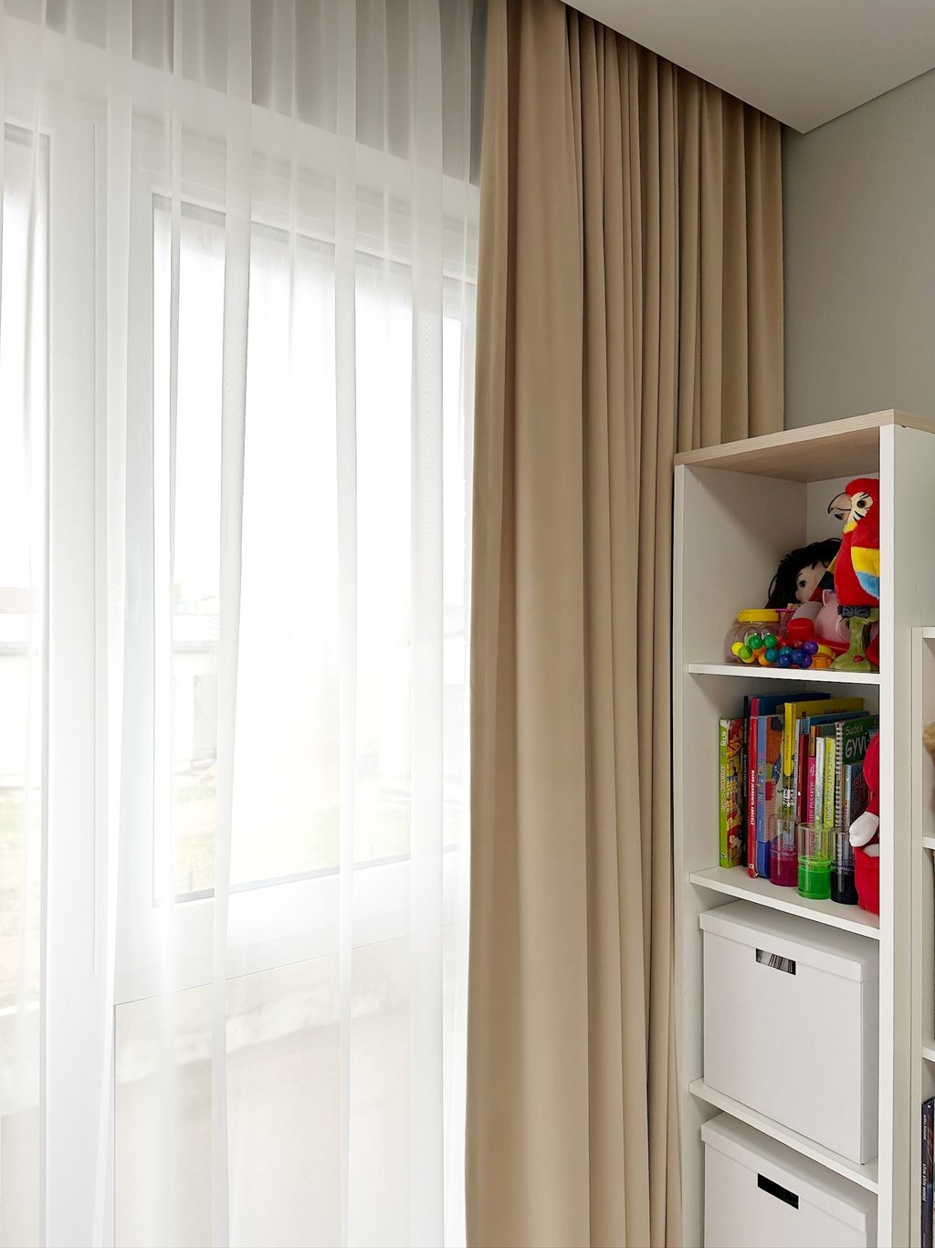 švelnių spalvų užuolaidos vaiko kambaryje