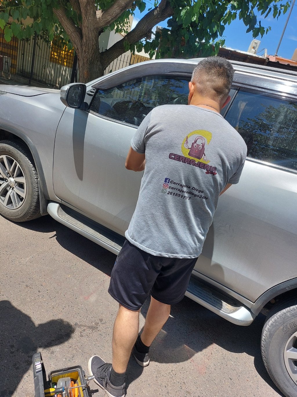 Apertura profesional de cerraduras de vehículos - Cerrajería Automotor Diego Mendoza 24hs