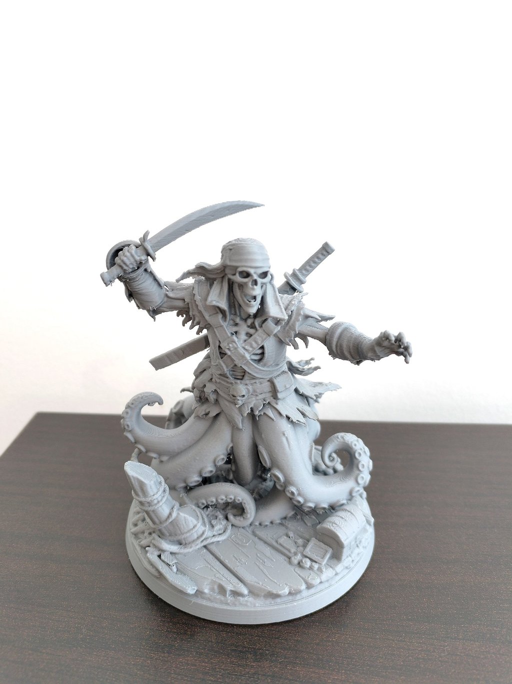 Figurine pirate squelette imprimée en 3D en gris par OptiPrint3D