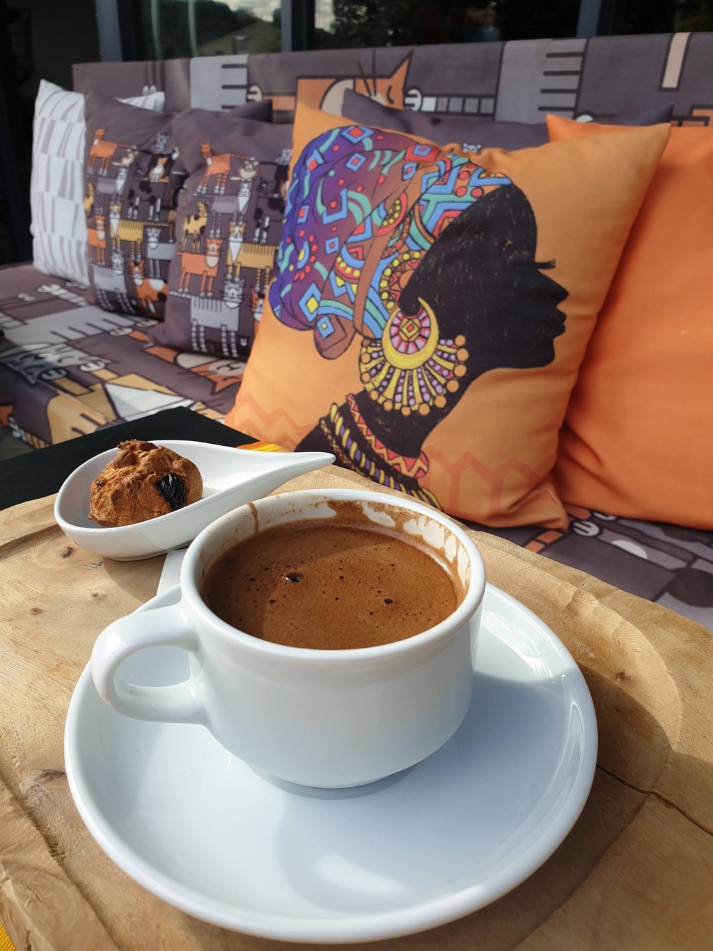 masa üzerinde bir kurabiye ve türk kahvesi