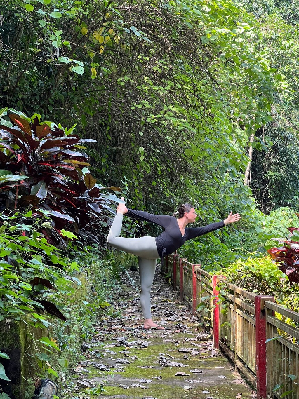 séance de yoga en pleine nature lors d’une retraite yoga détente