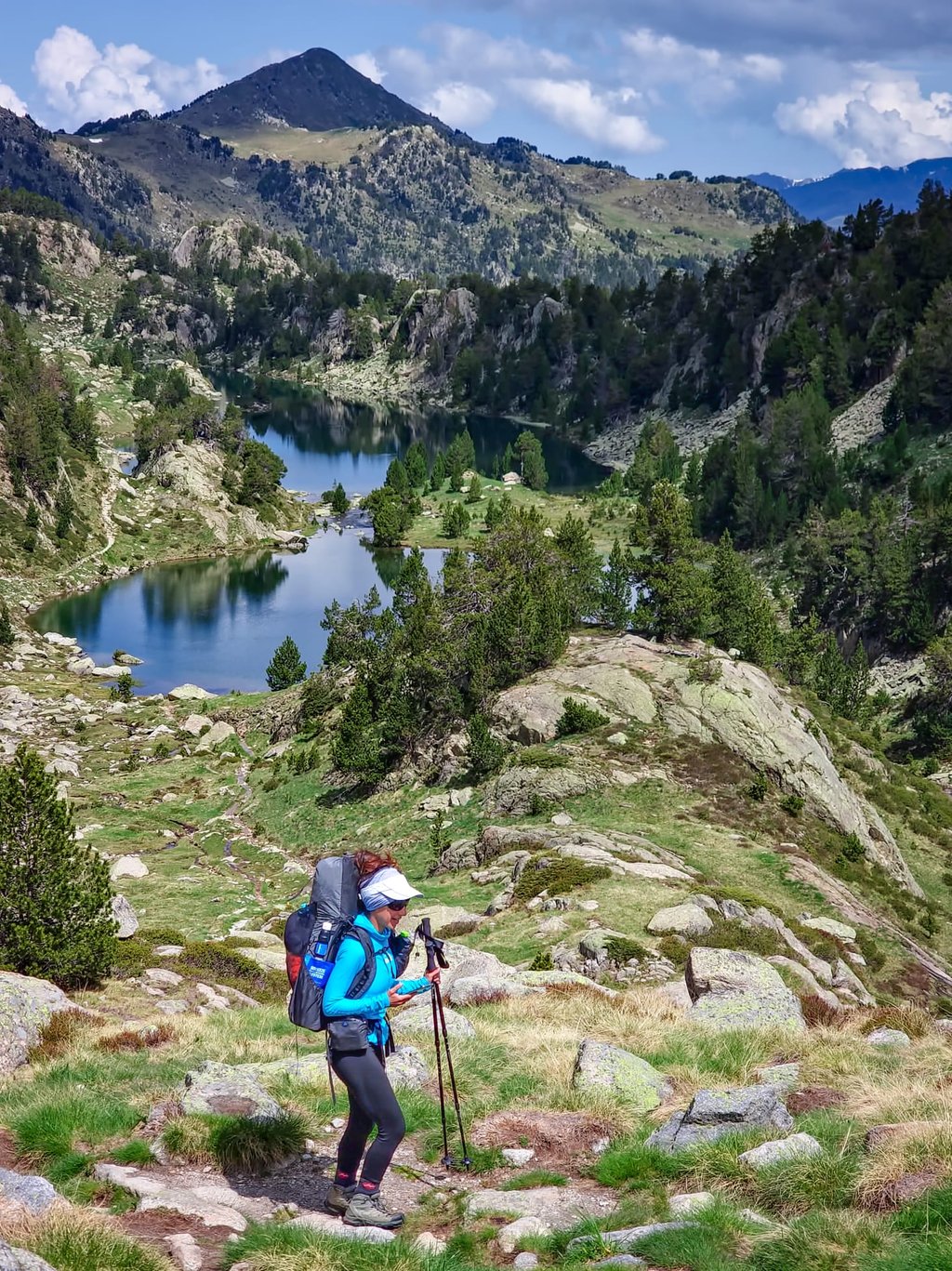 WOMEN TRAKKING AND HIKING IN THE ALPINE PYREENES