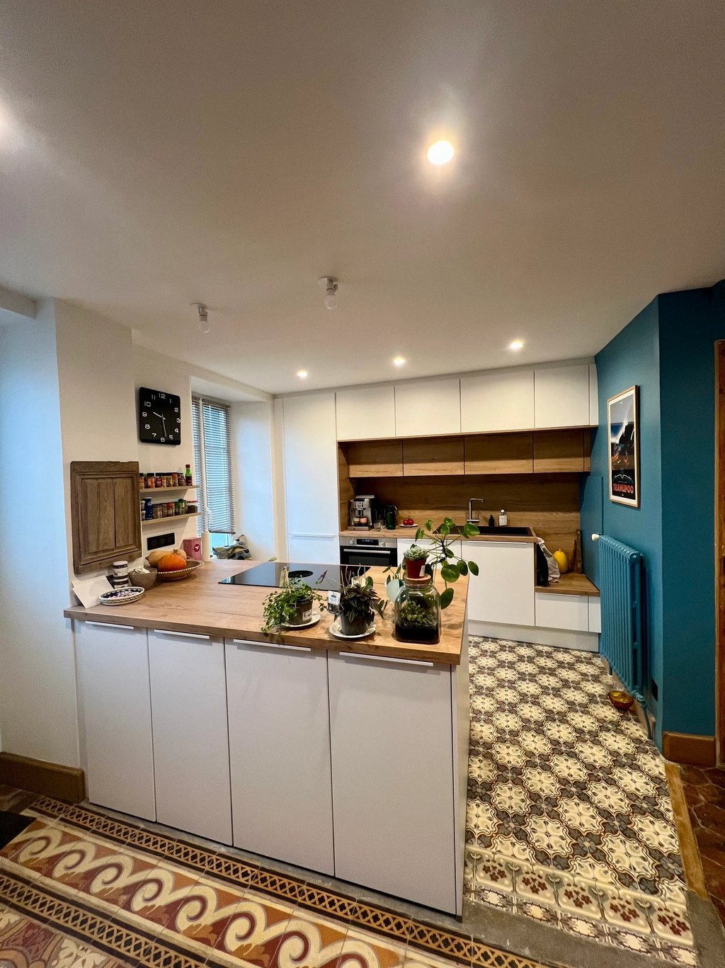 Cuisine contemporaine conservant le charme de l'ancien réalisée par Baïa Home à Caen