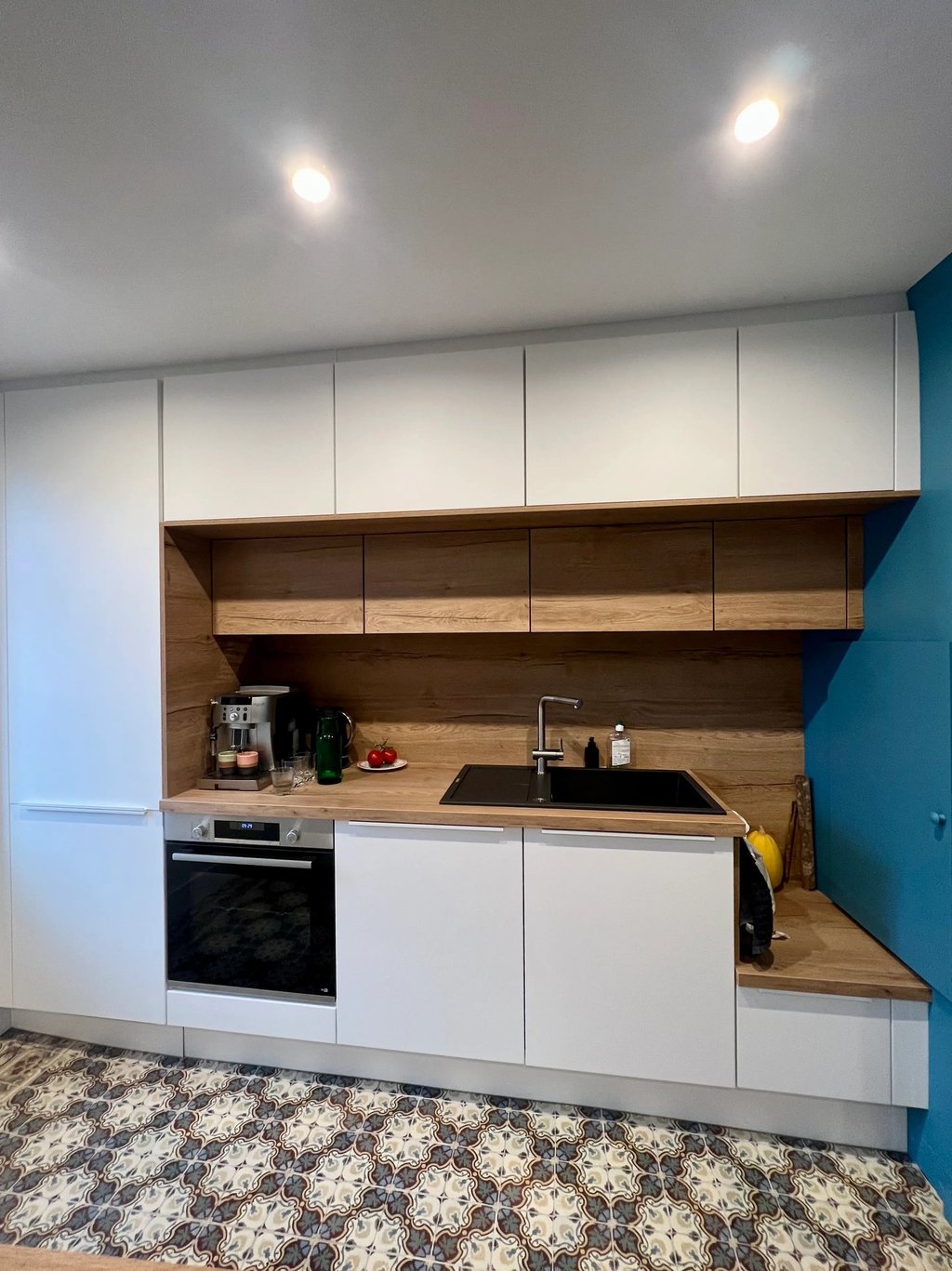 Cuisine blanche et bois sur mesure avec rangements intégrés près de Caen - Baïa Home