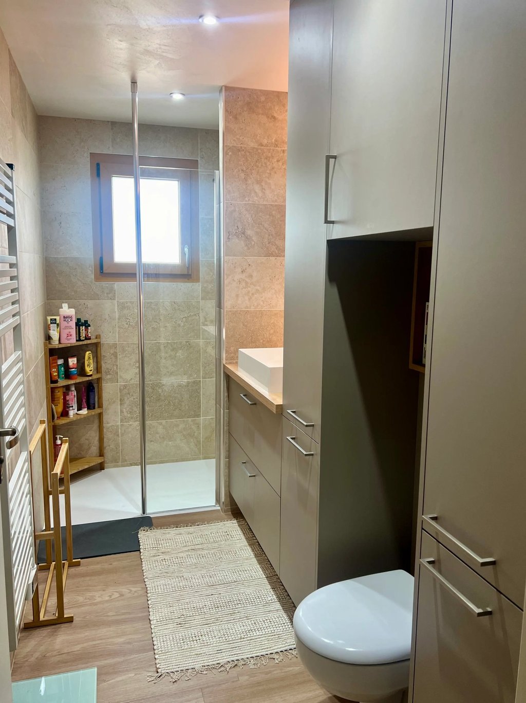 Salle de bain moderne avec WC suspendu et nombreux rangements réalisés sur mesure à Caen Baïa home
