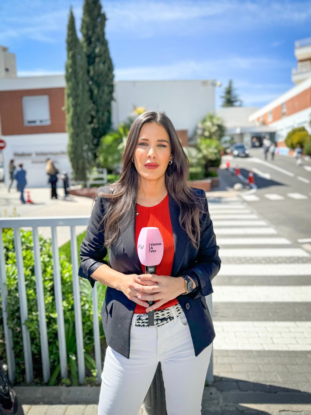 María Lázaro en un directo como periodista en la Clínica Ruber