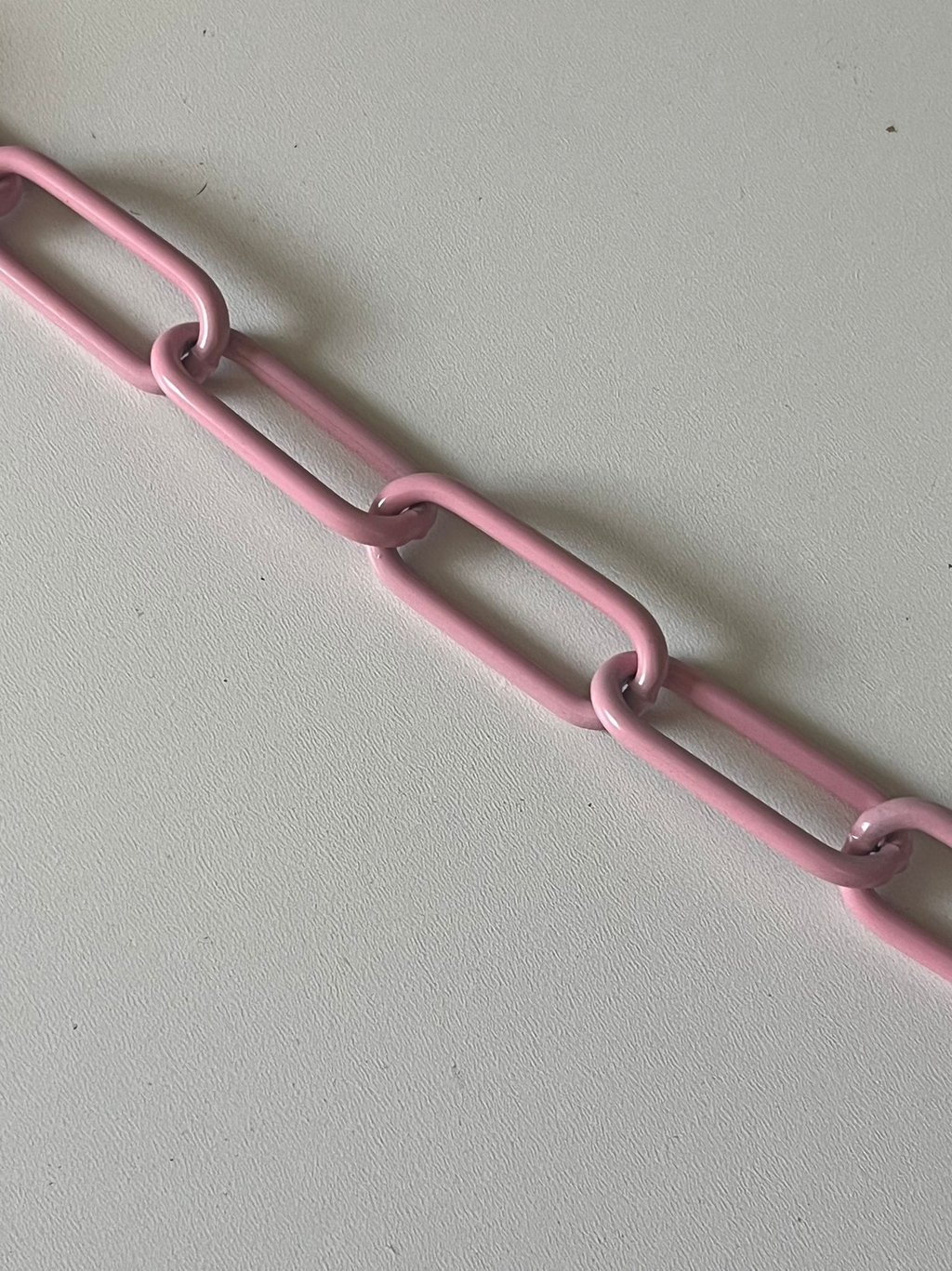 Runder Kreis mit einem Farbmuster mittig eine Kette in Türkis, Hundekette, Pulverbeschichtet