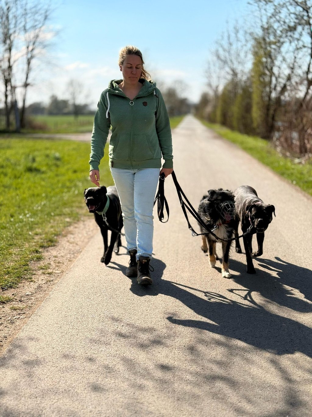 Katja beim entspannten Spaziergang mit 3 Hunden