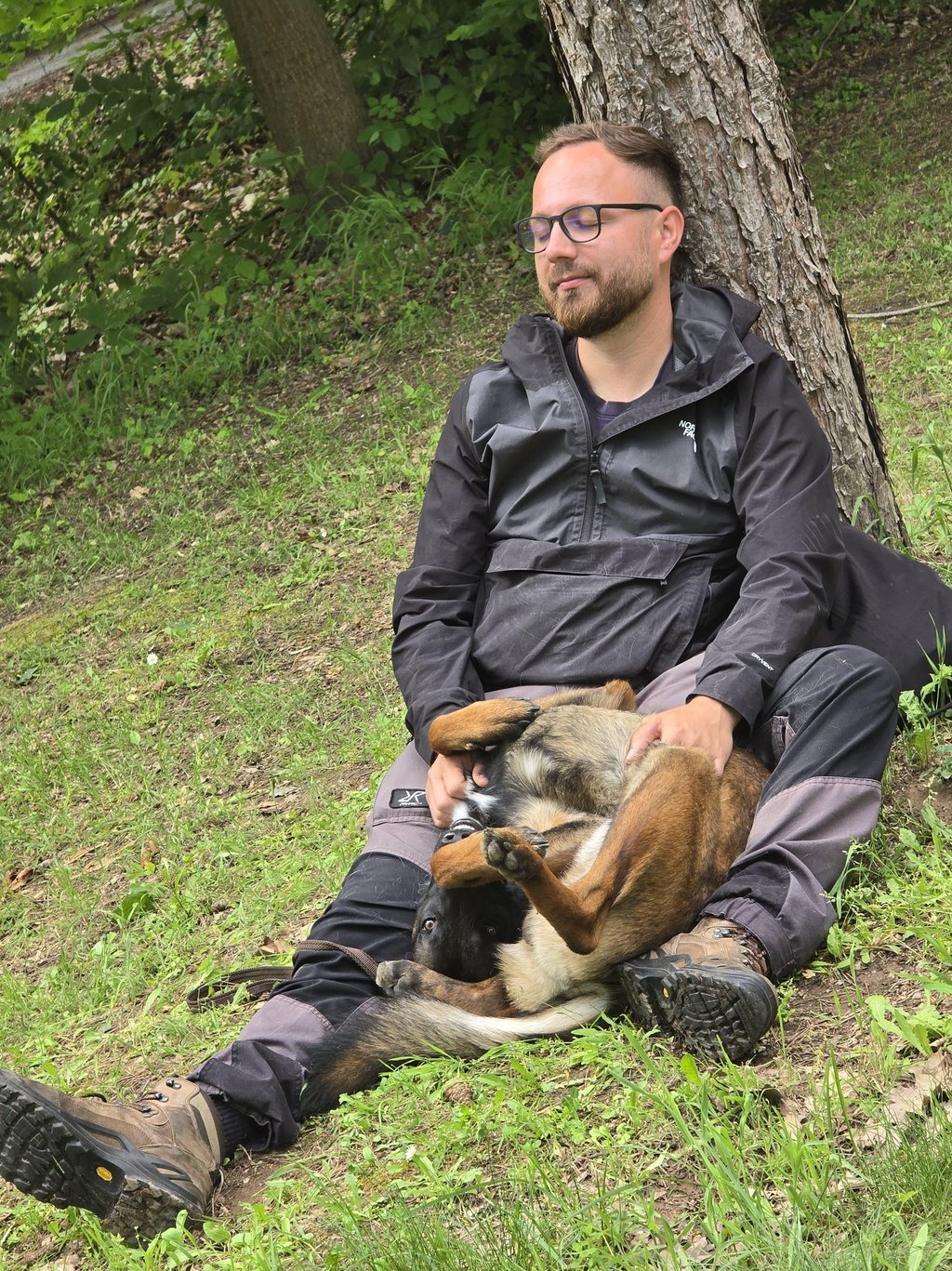 Basti chillt mit seinem Hund am Baum