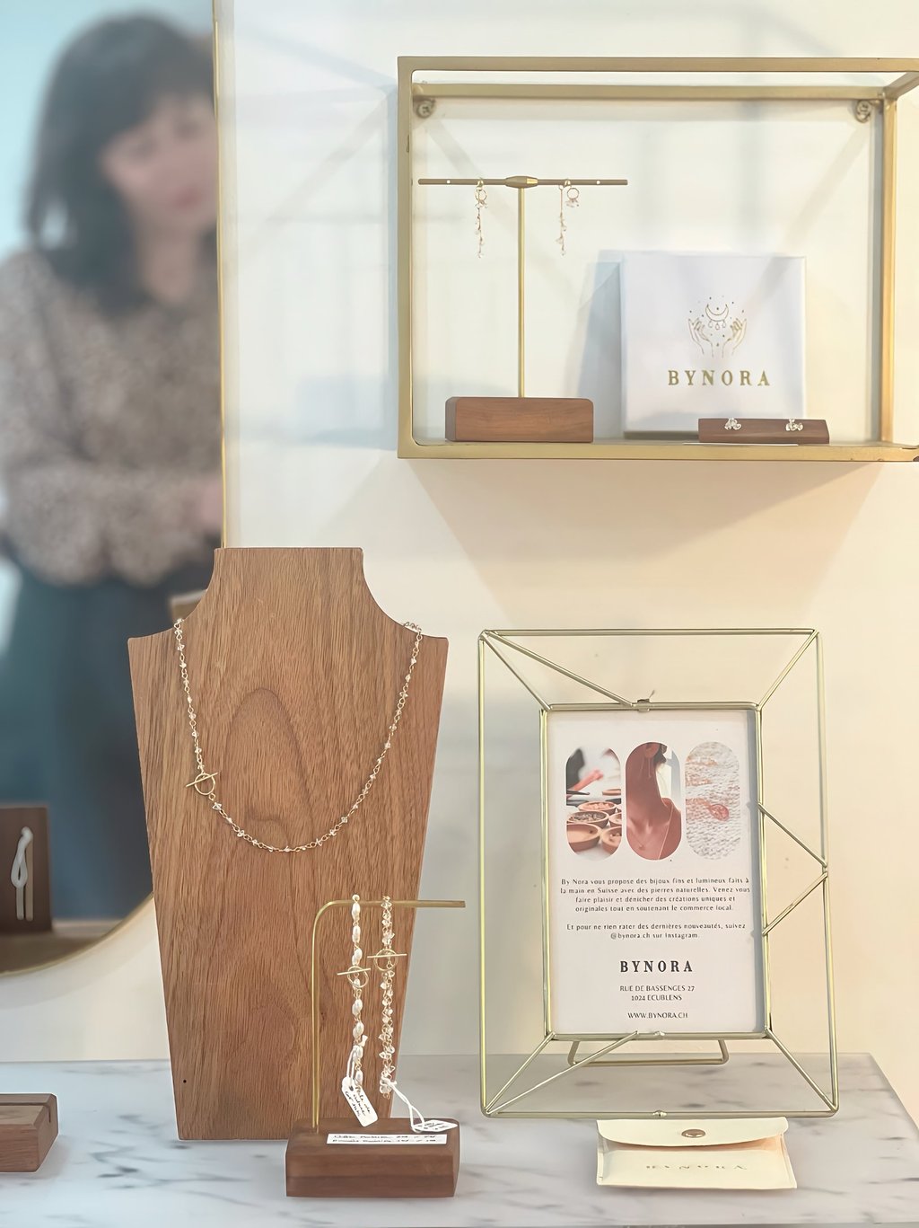 Photo d'un coin de la boutique BYNORA, avec bijoux en pierres naturelles