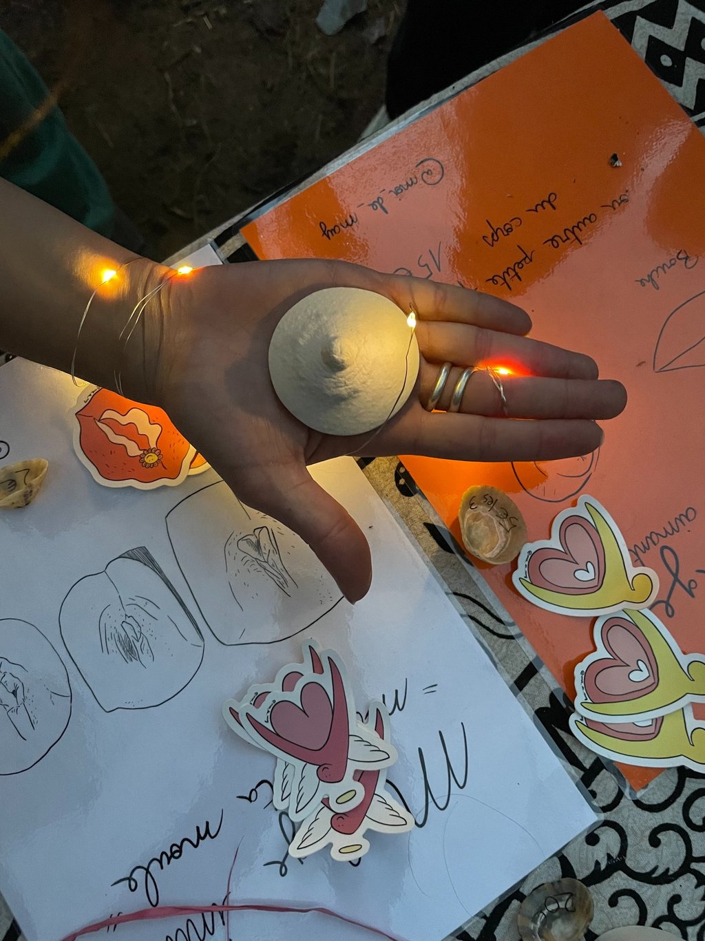 Aimant téton dans main de la modèle - Moulage intime Bordeaux