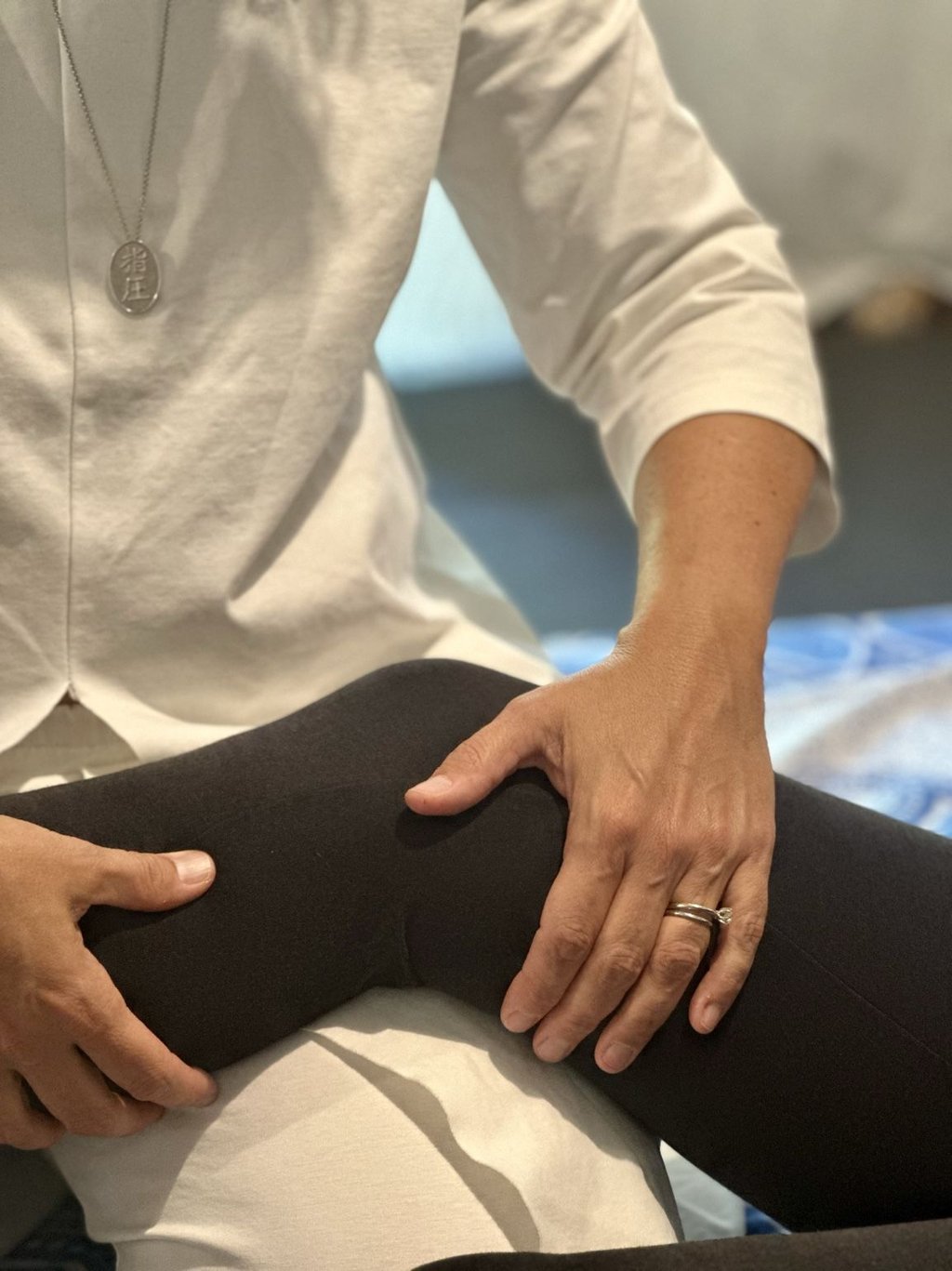 mani operatrice shiatsu su gamba