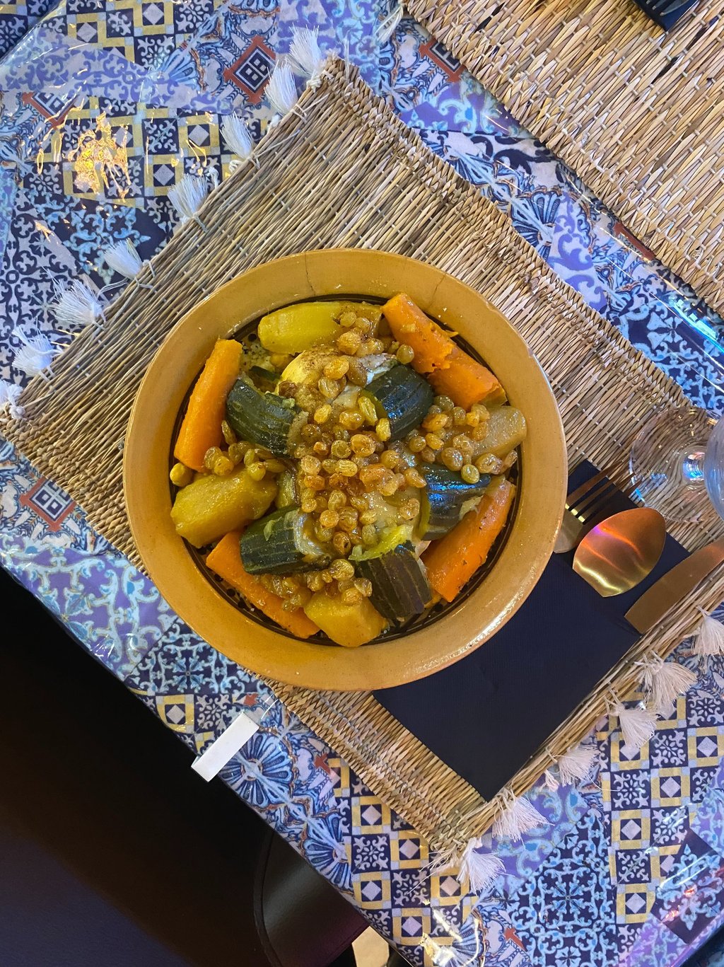  Plat de couscous marocain avec légumes frais, servi chez Majorelle, restaurant marocain à Bordeaux