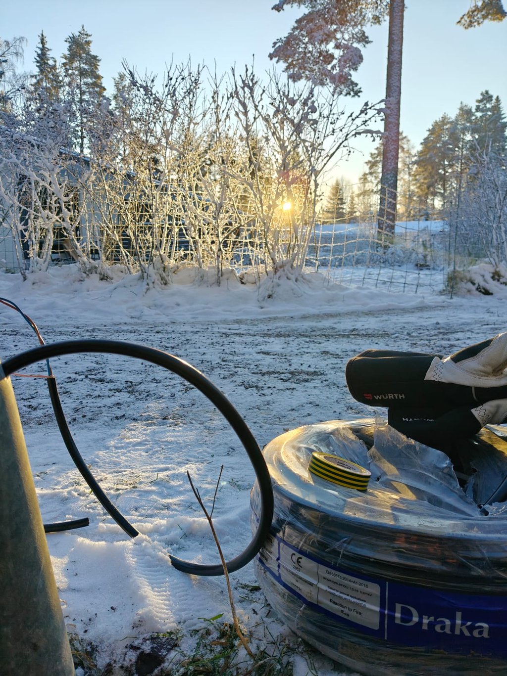 sähkökaapeleita ulkovalaistusprojektista.