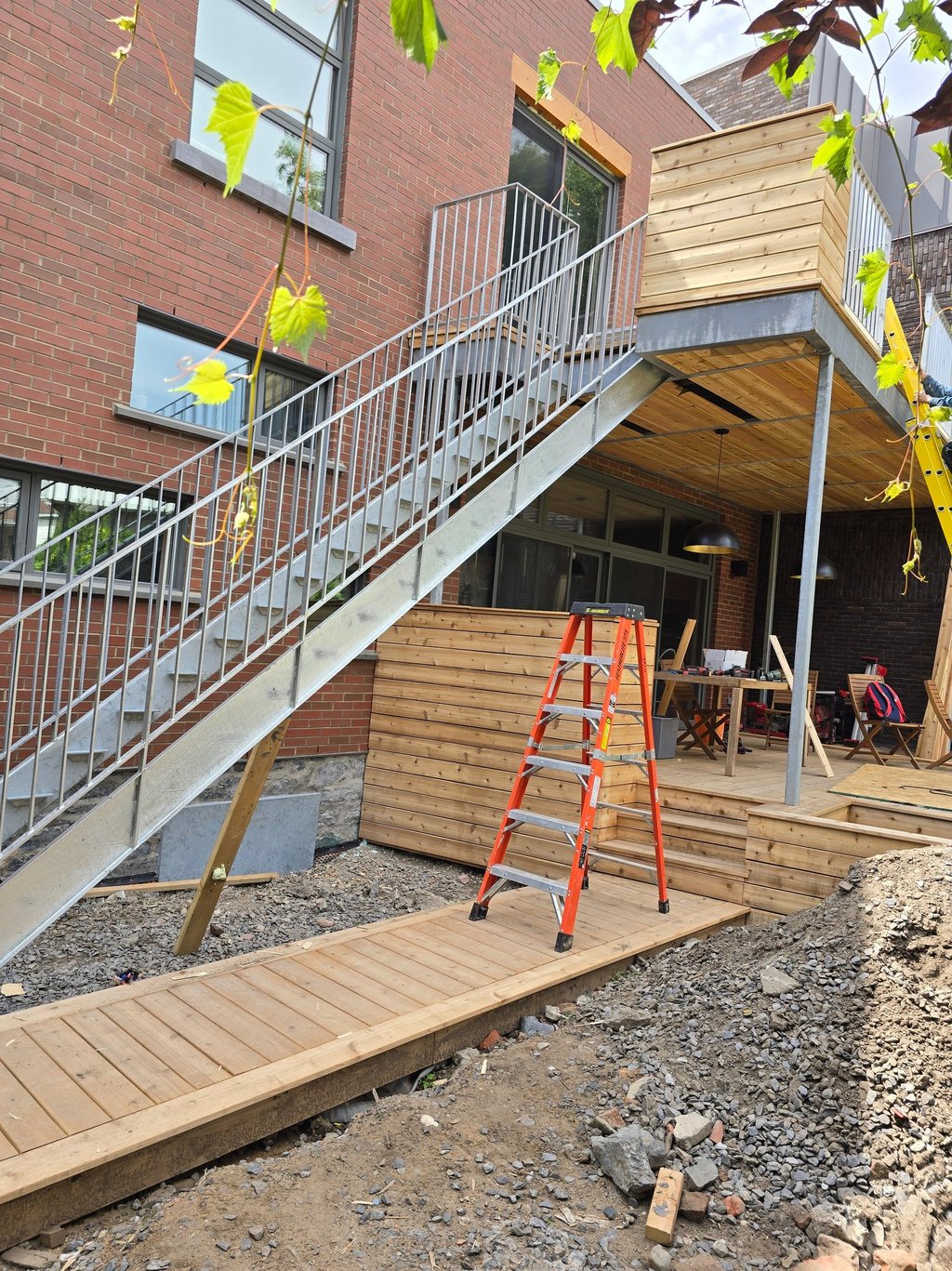 escalier et balcon en acier et bois
