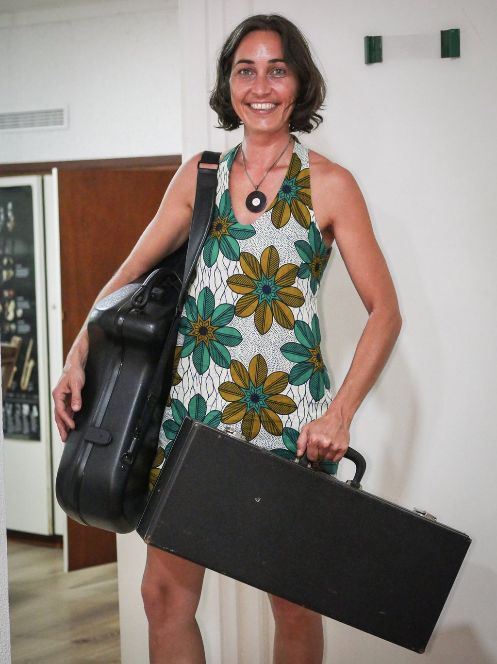 Photo d'océane Chotard avec plusieurs instruments dans leurs étuis.