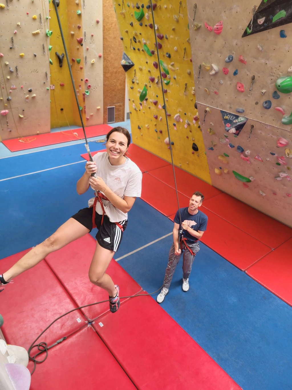 Kletterkursteilnehmer sichert seine Partnerin im Toprope Kletterkurs in Wien