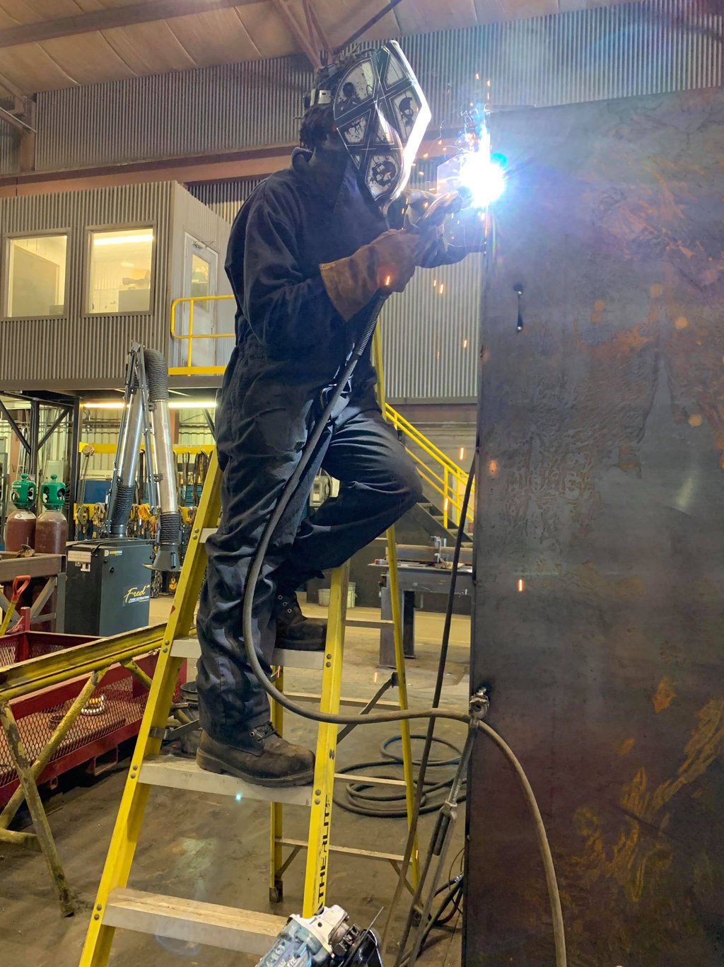 Soudeur en opération de soudure chez un client