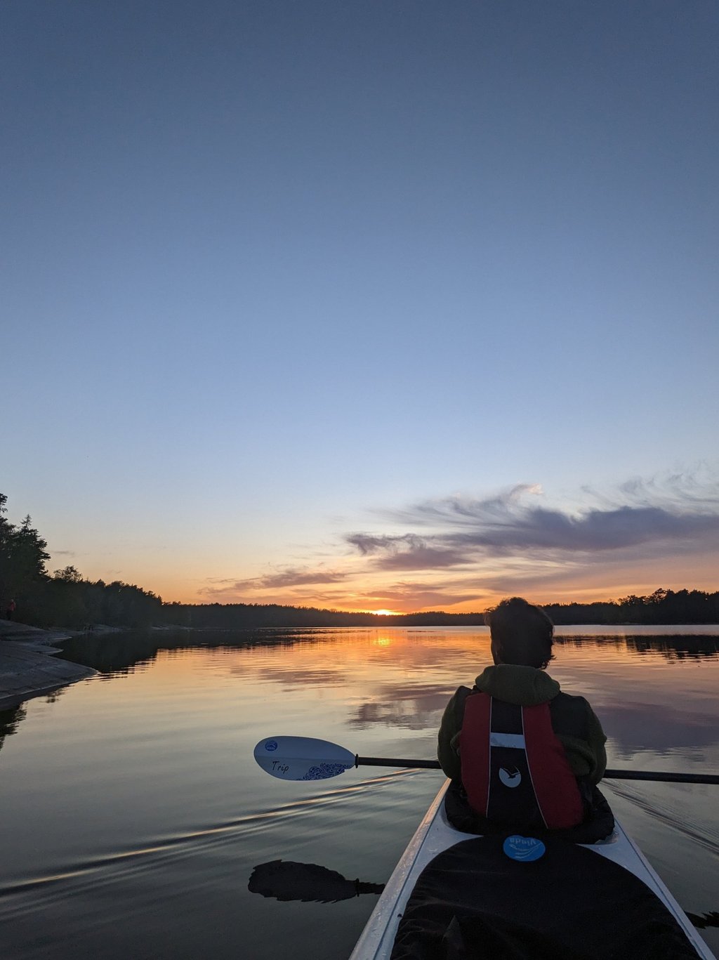 a person in a kayak paddling through the water (archipelago in Stockholm)