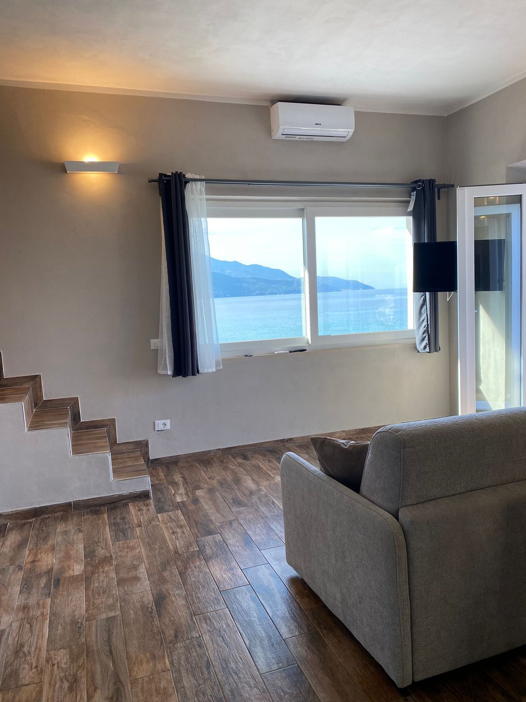 Soggiorno luminoso con divano letto a Villa Grazia vista mare