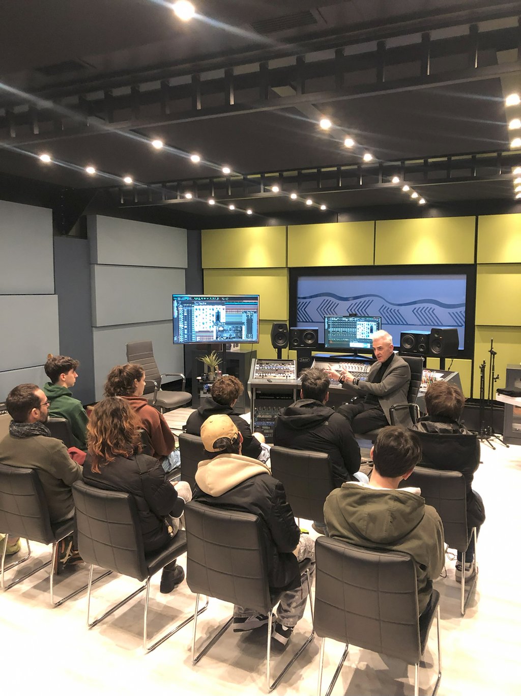 Studenti a lezione nel nuovo studio di registrazione di Creative Hub