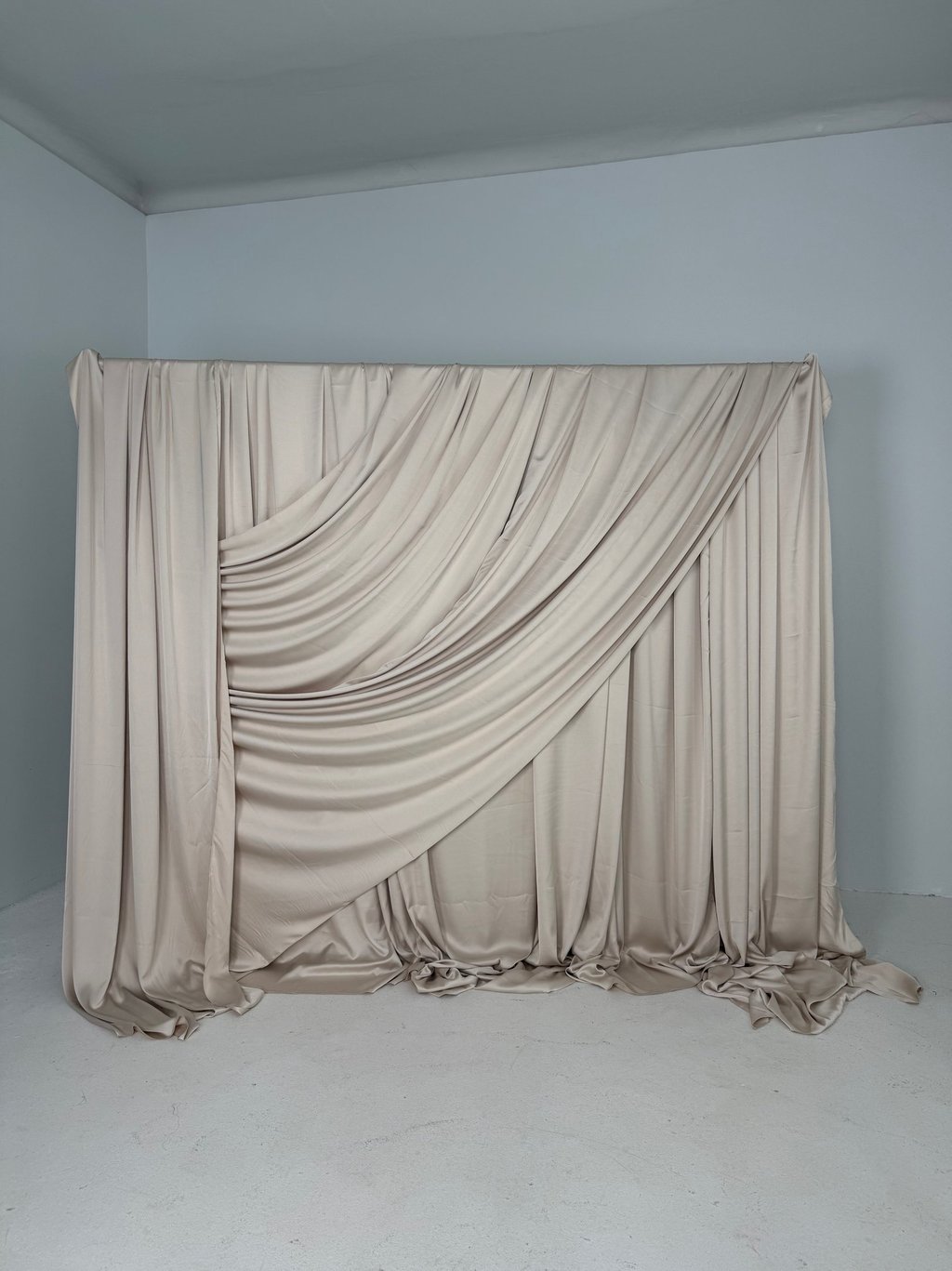 Kreminio audinio foto sienele, medziagos foto sienele, foto siena vestuvems, dekoras, Vilniuje