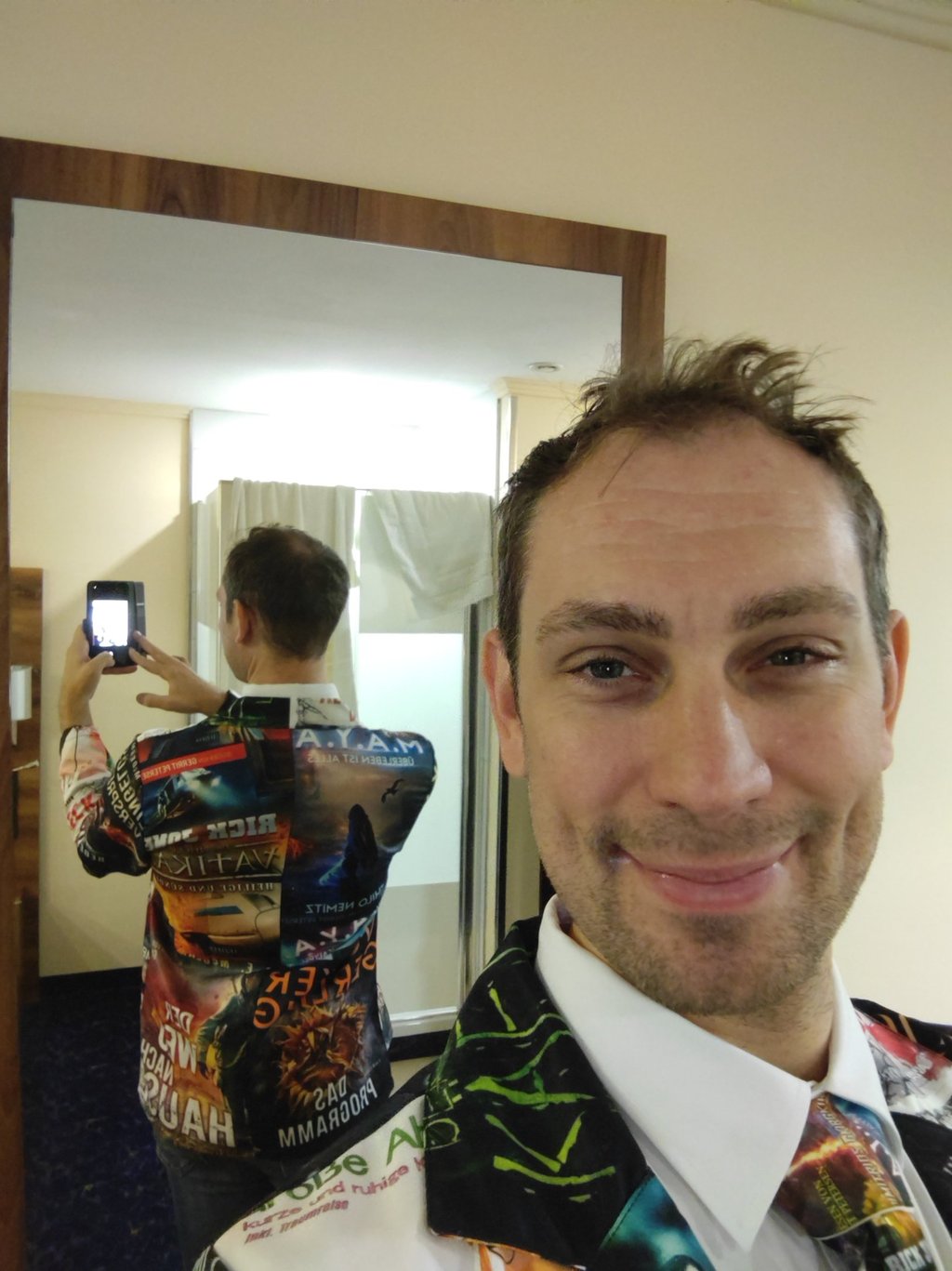 Gerrit Petersen im selbst gestaltetem Hörbuch- Cover Sakko