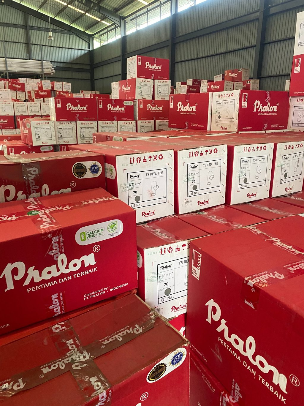 a bunch of boxes with a red box on top Fitting Fittings Knee Distributor Pralon