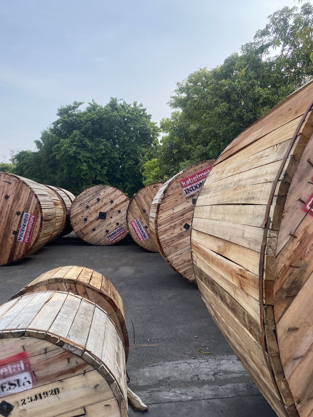 a bunch of wooden barrels stacked on top of each other kabel metal untuk listrik