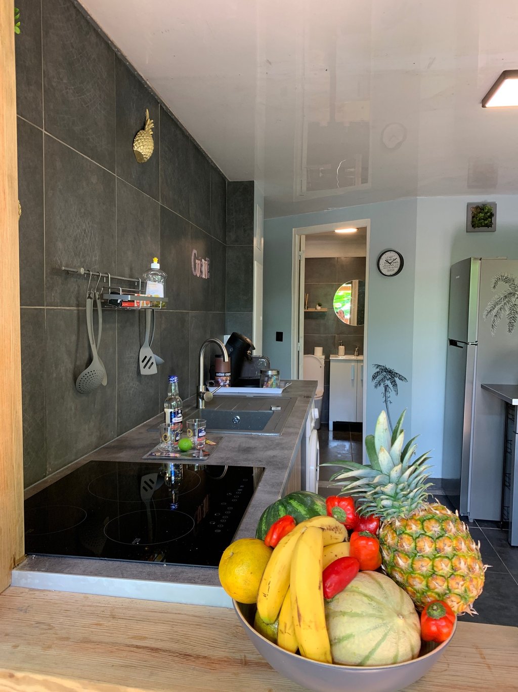 Coupe de fruits avec vue de la cuisine en arrière plan