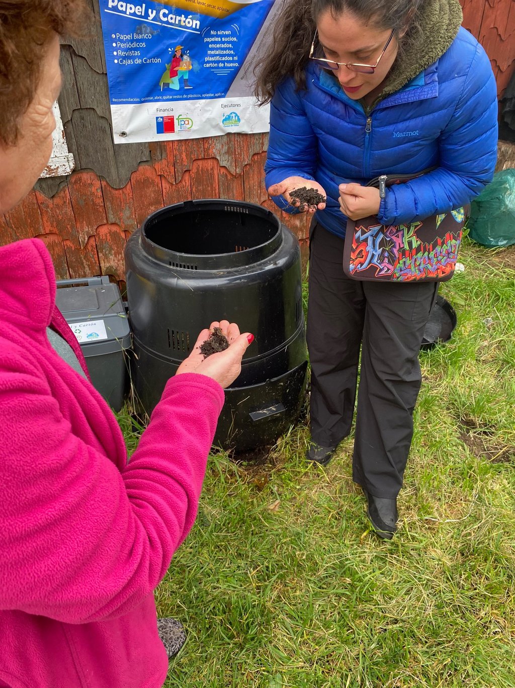 Equipo EcoRumbo enseñando a la comunidad uso de compostera en educación ambiental.