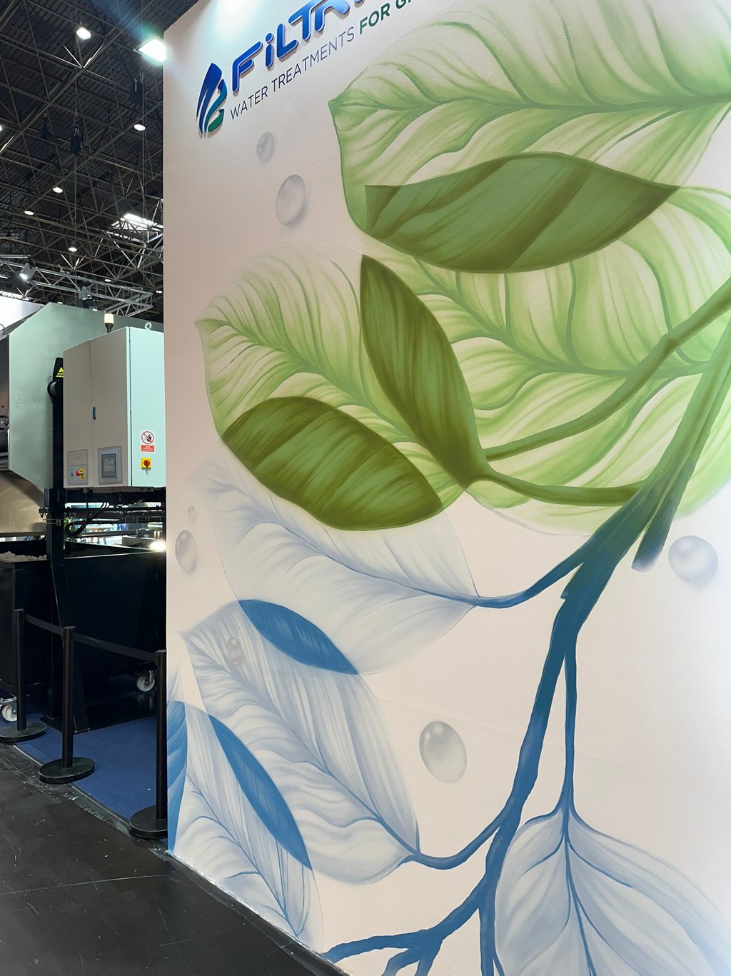 Mural de gran formato sobre fachada urbana realizado con aerosol. Representación figurativa que comb