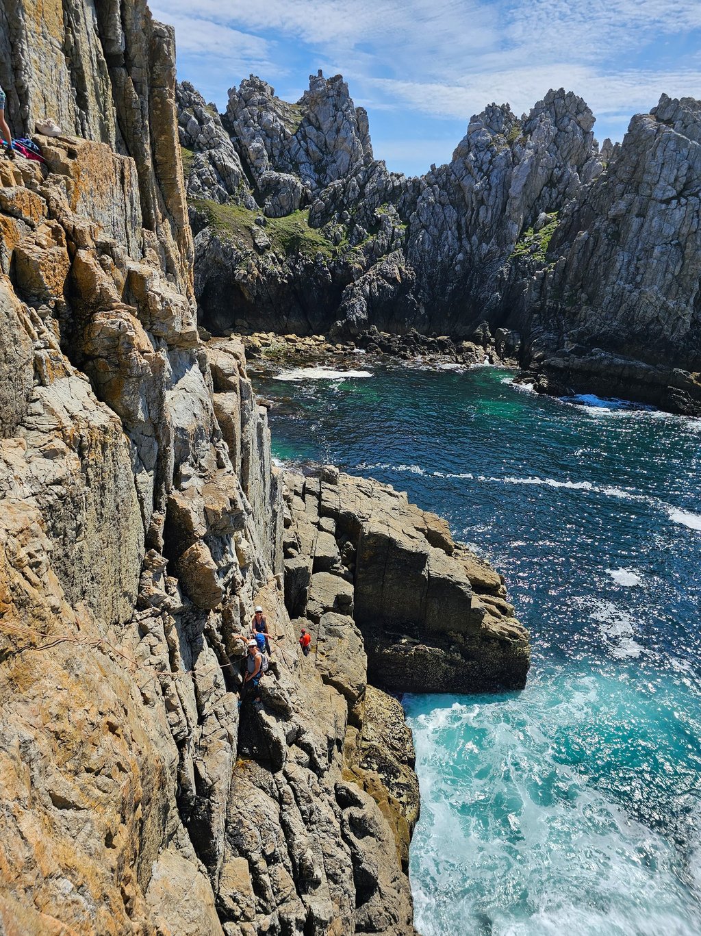Stage escalade en terrain d'aventure ou trad sur la pointe de Pen Hir. Escalade en Bretagne.